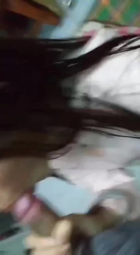 Bé sinh viên 2K8 Xinh Lần Đầu Bú Cu Nên Còn E Thẹn