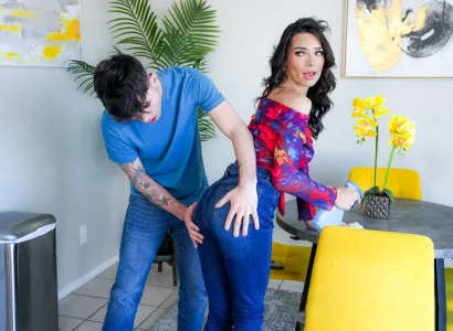 Con trai mới lớn được mẹ kế cho chơi lỗ đít