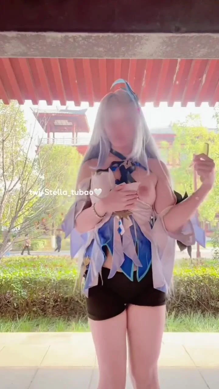 Em coser mình dây dâm lén lút show vú public trg công viên đông người