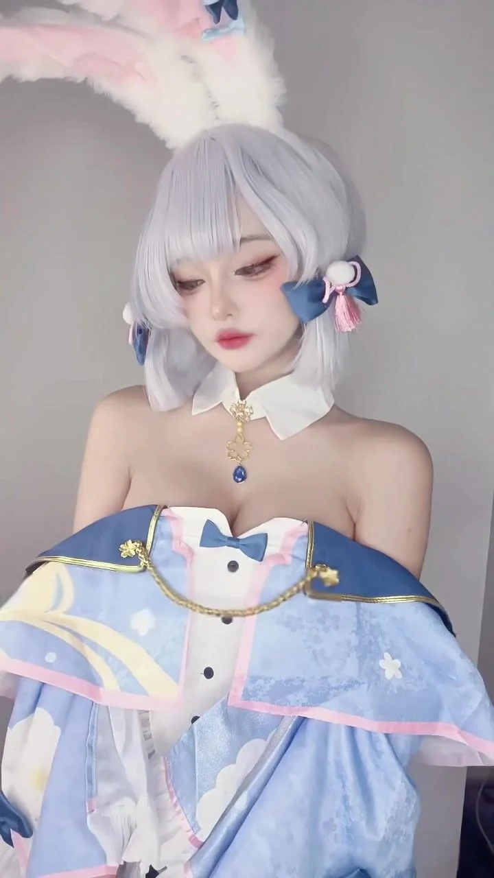 Em gái xinh cosplay thủ dâm