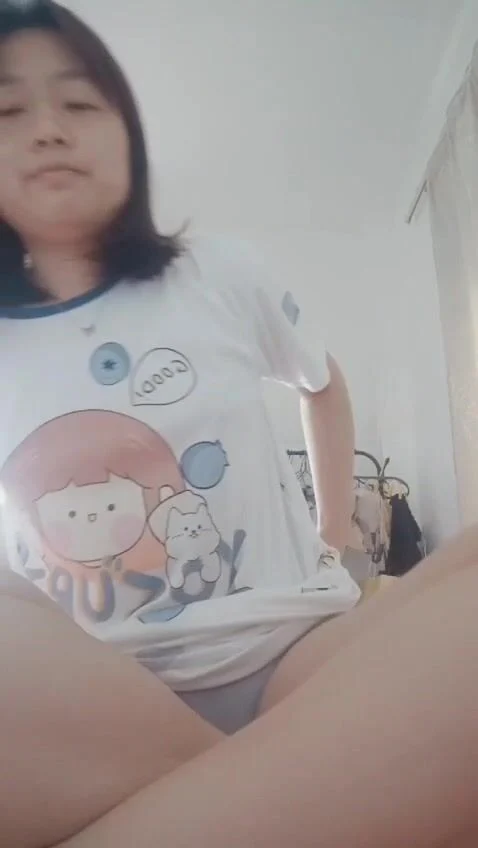 Em gái xoa bướm lâu ngày nứng