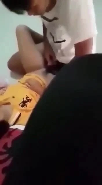 Em sinh viên 2k4 chơi bời bỏ học bị đụ tập thể trong nhà nghỉ.