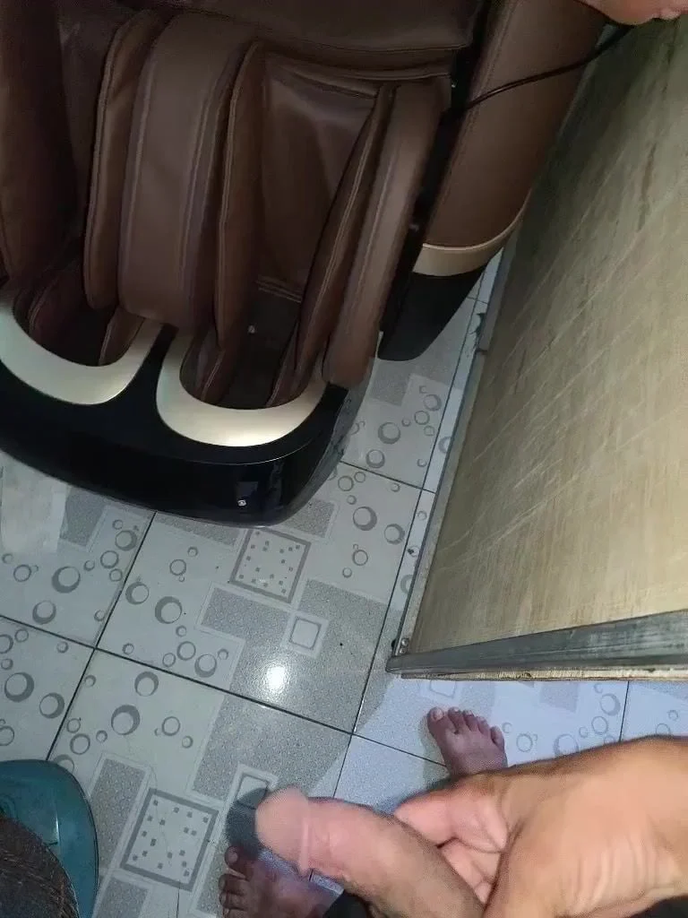 Sang nhà cậu út chơi thấy mợ ngủ say quá lén lút bóp vú sờ lồn trộm.